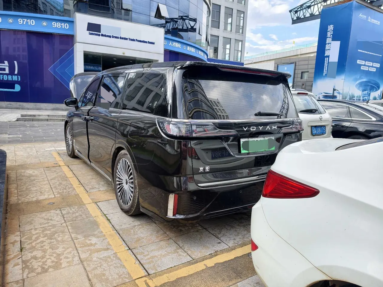 Voyah 2025 Dreamers Four-wheel Drive Flagship Kun Peng Edition Automatic Gear 4