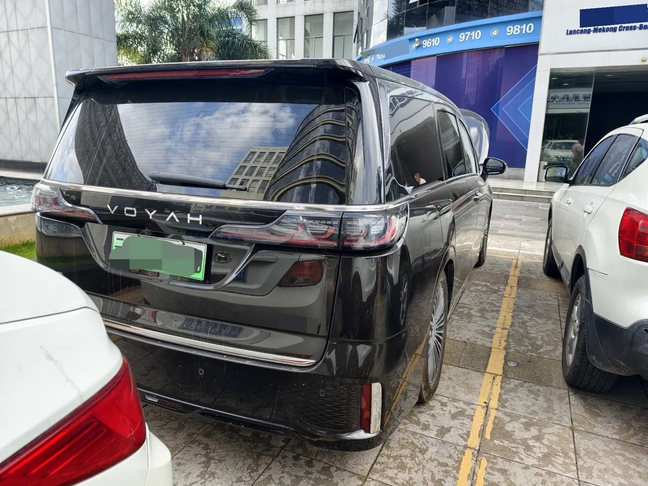 Voyah 2025 Dreamers Four-wheel Drive Flagship Kun Peng Edition Automatic Gear 5