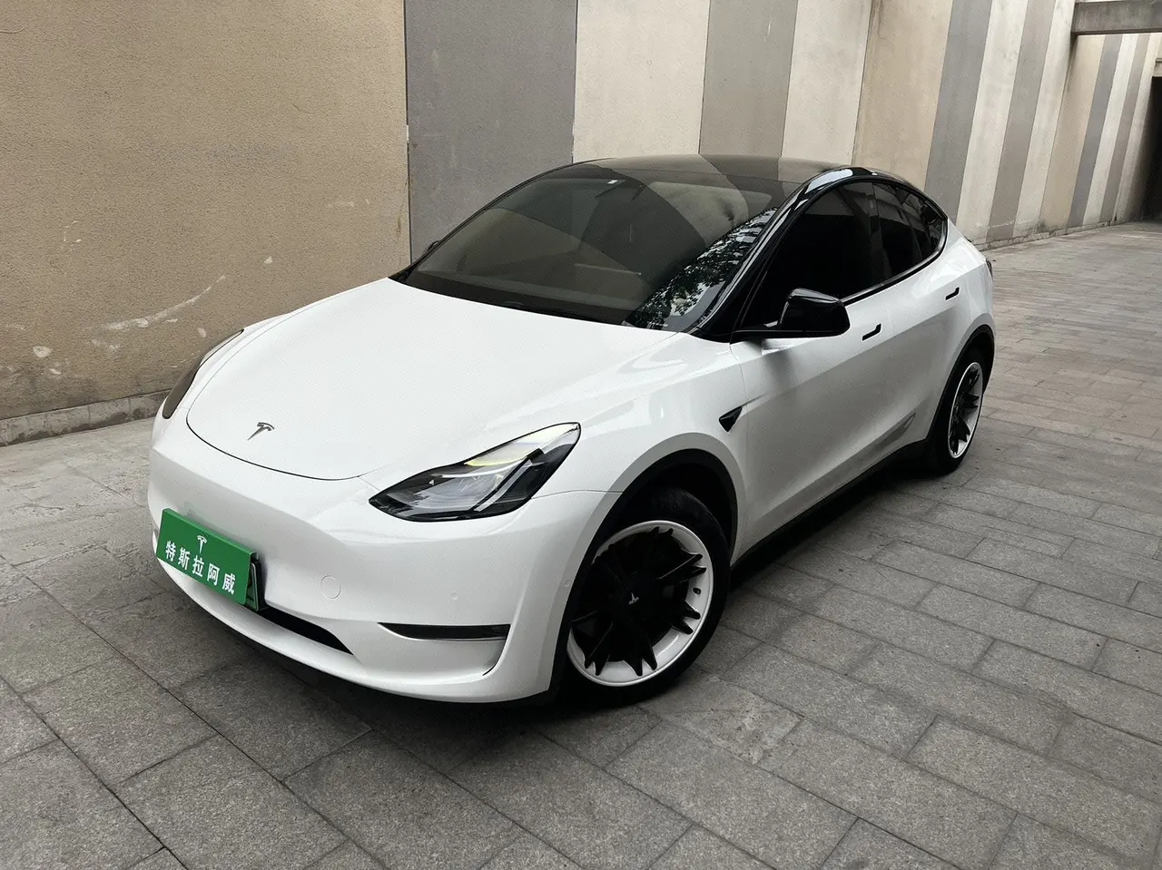 Tesla 2021 Model Y long endurance all-wheel drive version automatic transmission - View 1