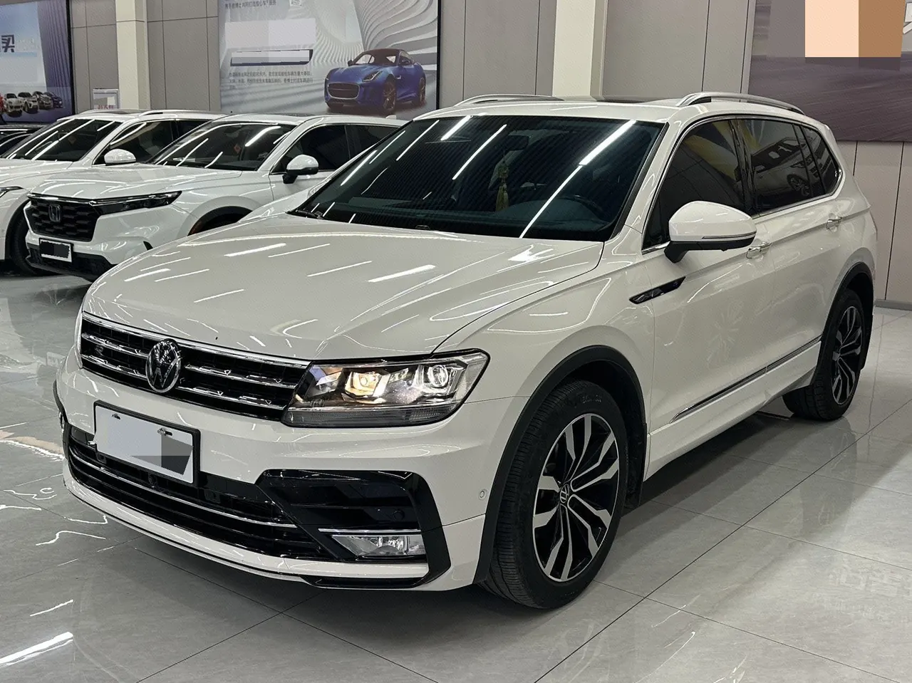 Open image lightbox: Volkswagen 2021 Tiguan L R-Line 2.0TSI 330TSI Two-Drive Overdrive Automatic Gear