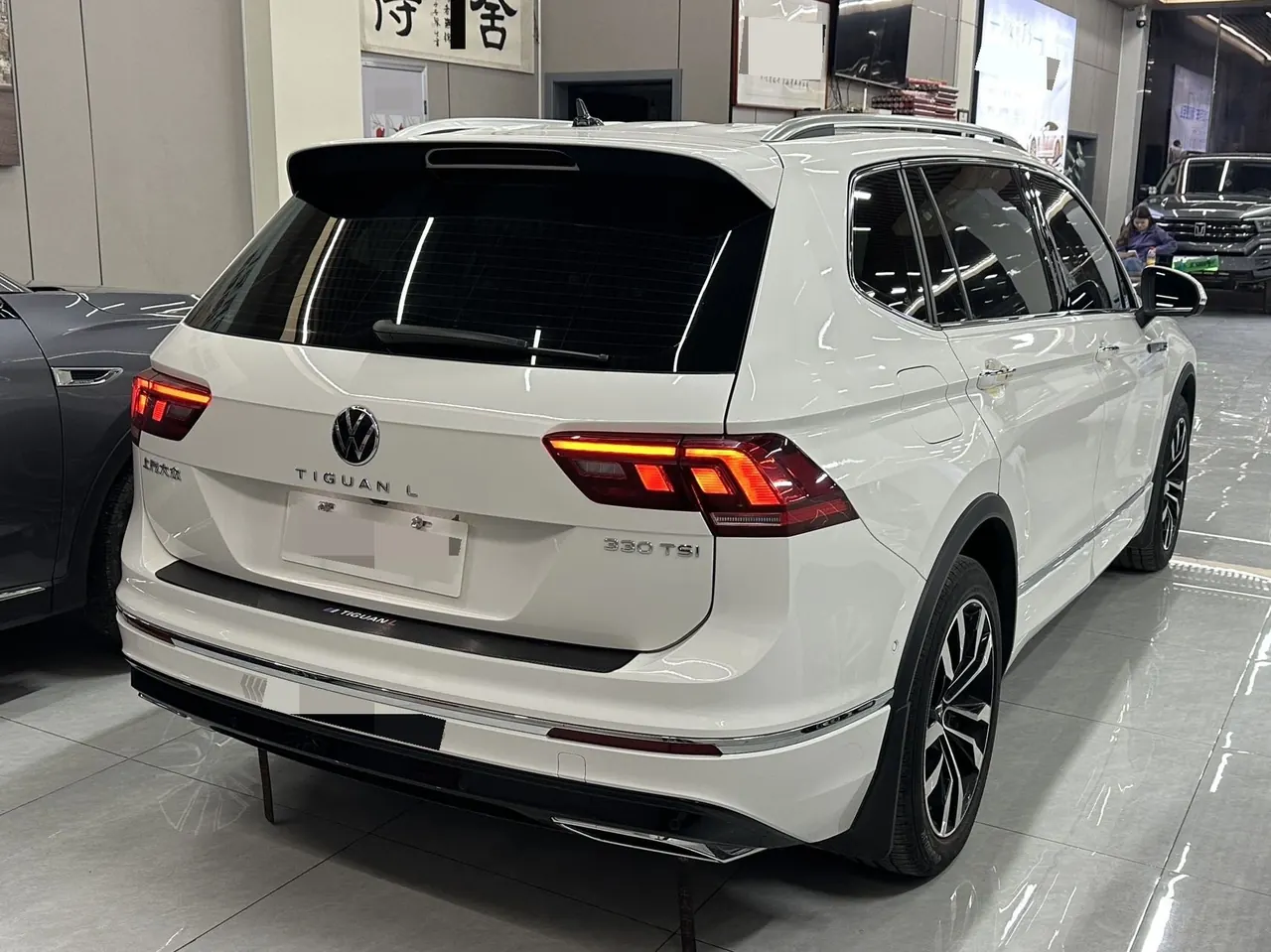 Volkswagen 2021 Tiguan L R-Line 2.0TSI 330TSI Two-Drive Overdrive Automatic Gear 7
