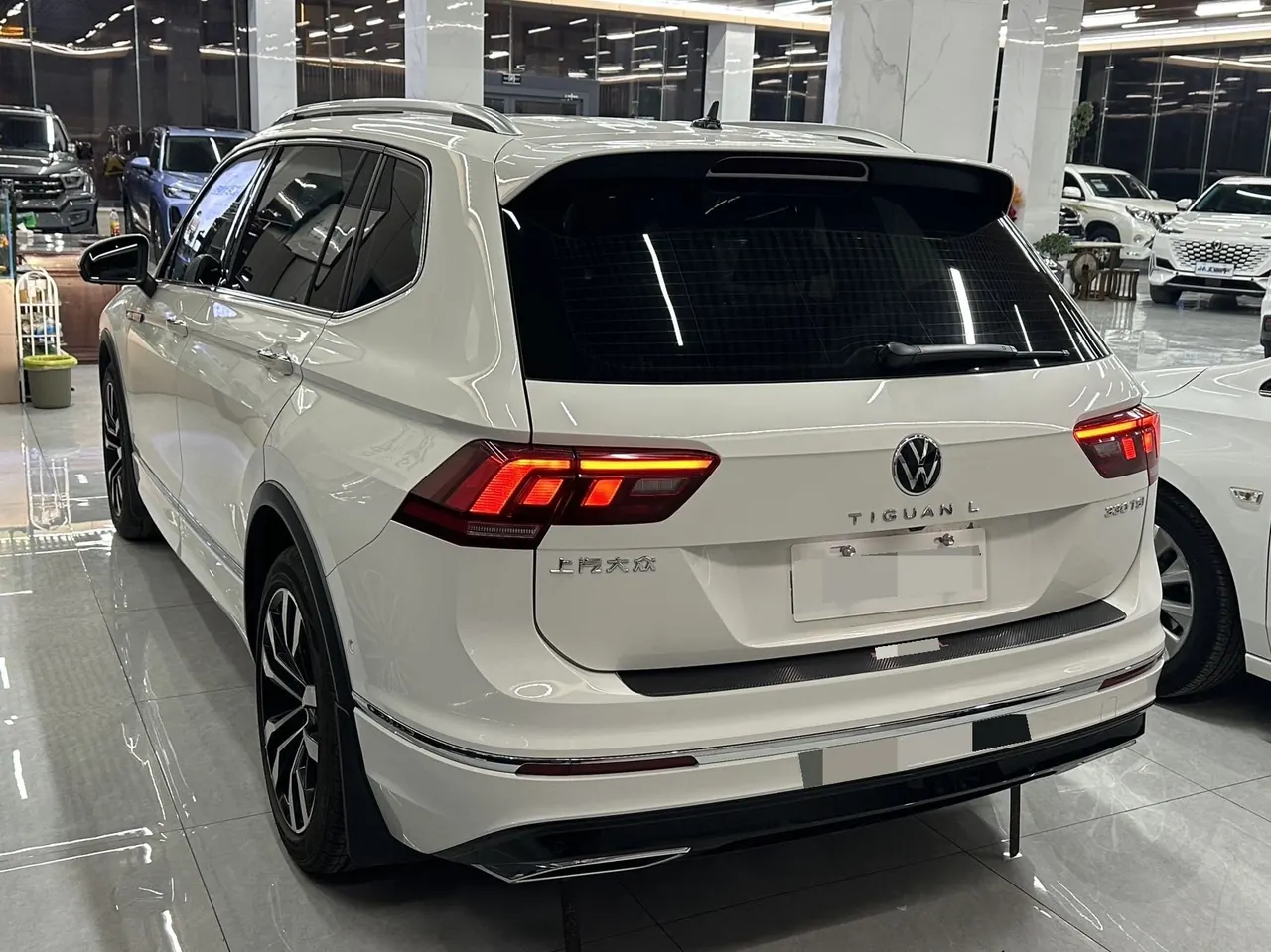 Volkswagen 2021 Tiguan L R-Line 2.0TSI 330TSI Two-Drive Overdrive Automatic Gear 9