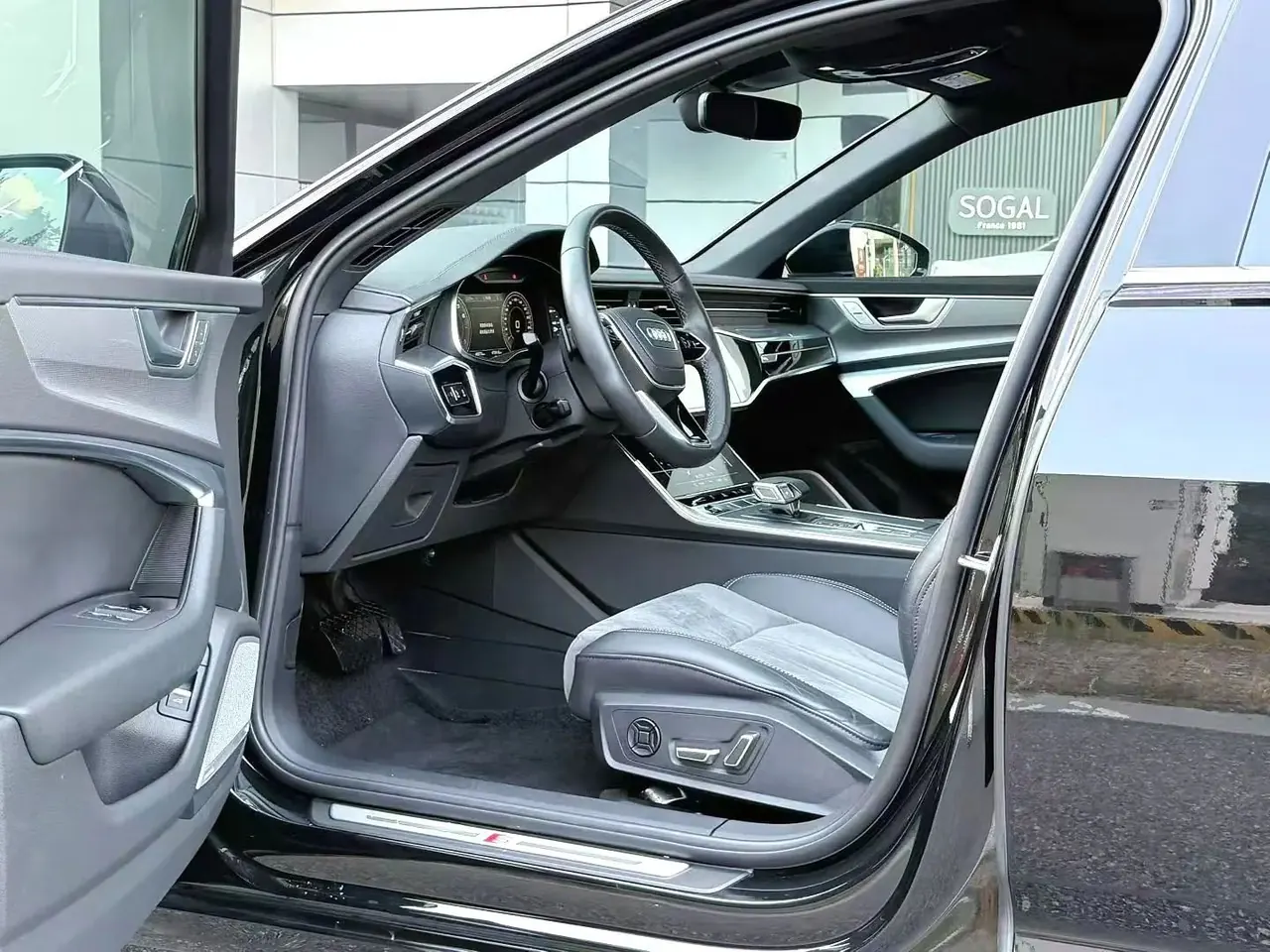 Audi 2022 A6L 2.0TFSI 45TFSI Quattro Selected Dynamic Automatic 5