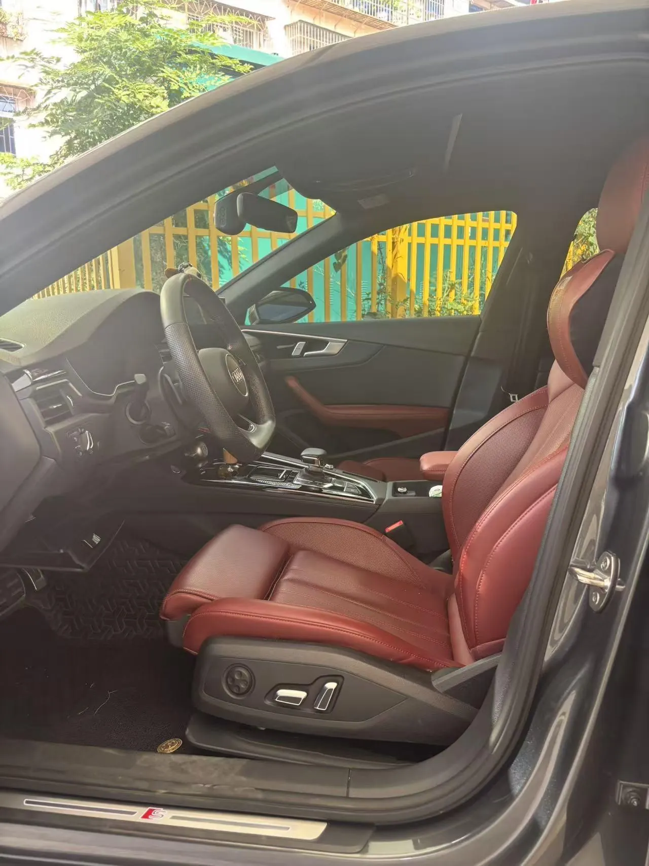 Audi 2025 A4L 2.0TFSI 40TFSI 2 million‑vehicle celebration edition, luxury sporty model, automatic transmission 2