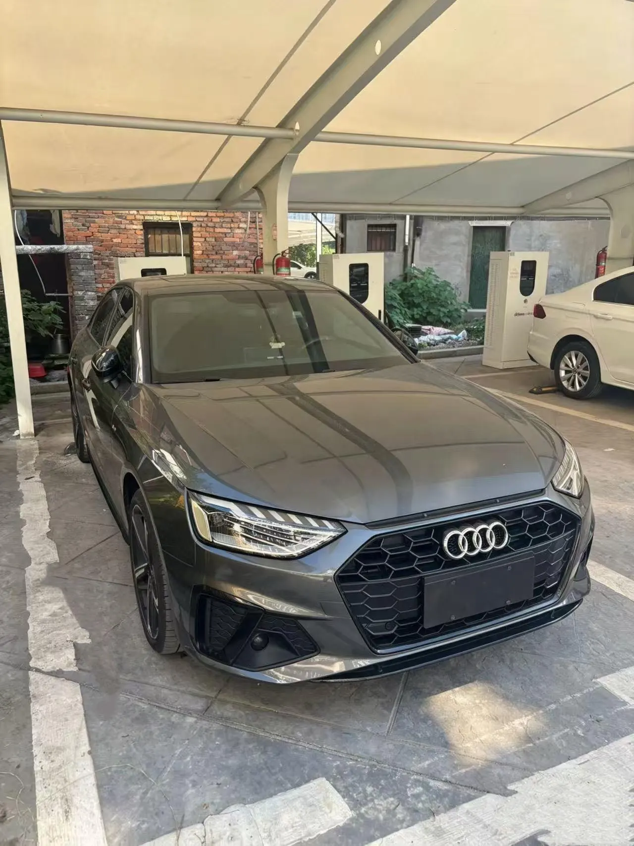 Audi 2025 A4L 2.0TFSI 40TFSI 2 million‑vehicle celebration edition, luxury sporty model, automatic transmission 3