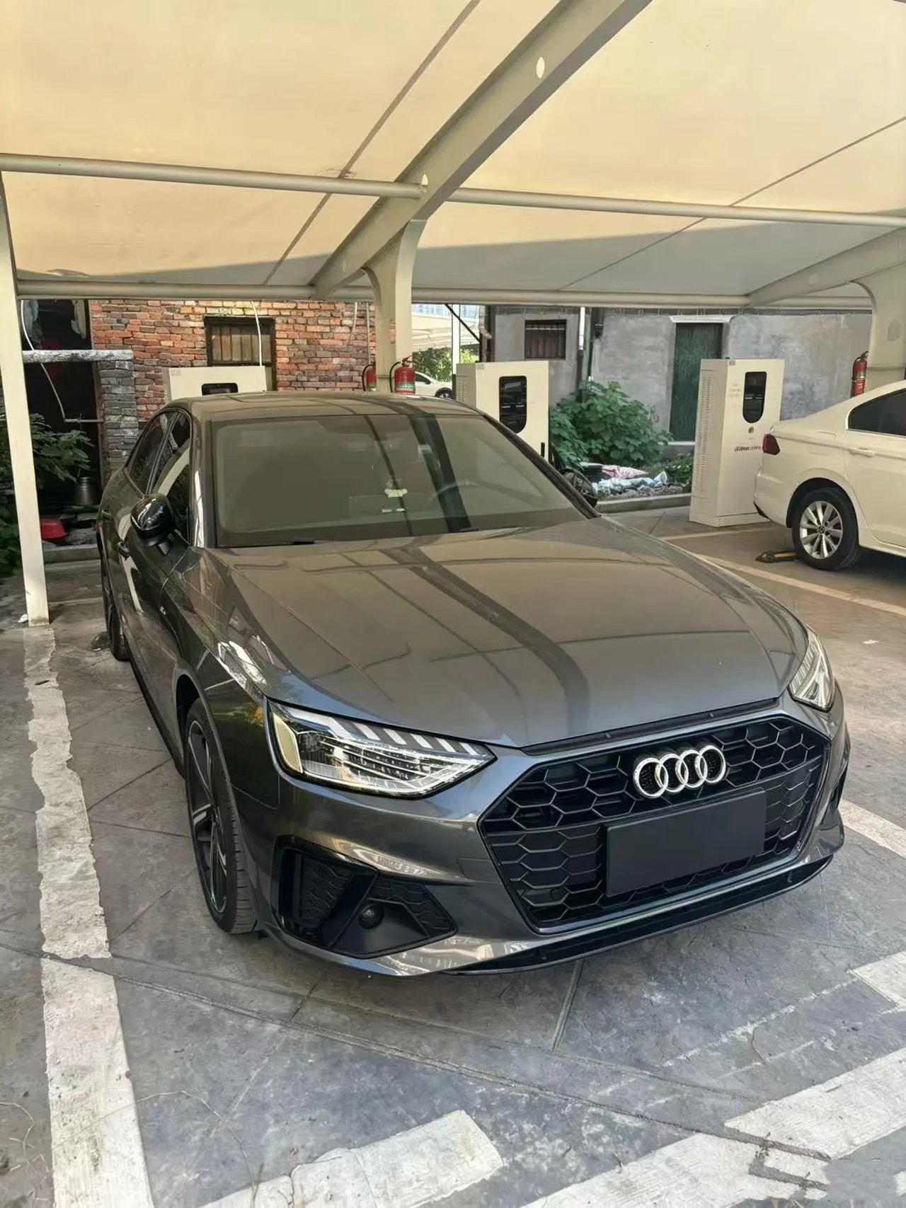 Audi 2025 A4L 2.0TFSI 40TFSI 2 million‑vehicle celebration edition, luxury sporty model, automatic transmission 4