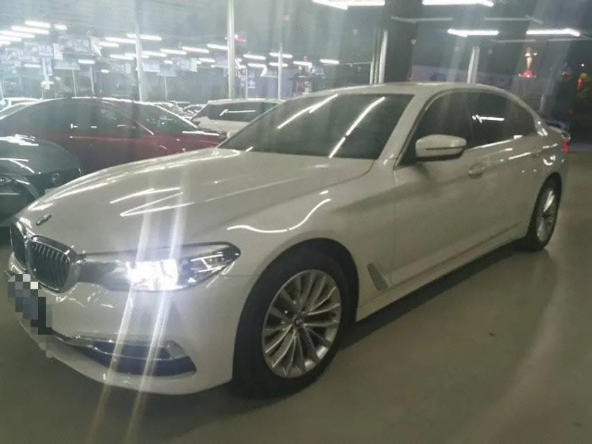Открыть галерею: BMW 5 Series 2020 525Li 2.0T Luxury Suit Automatic Gear