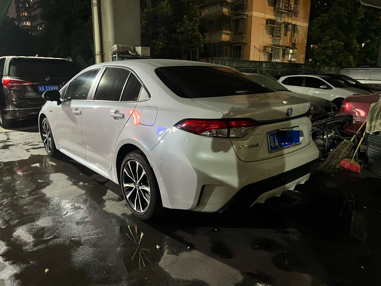 Toyota 2021 Lei Ling Shuangqing 1.8H Stepless Leading Edition Automatic Gear 4