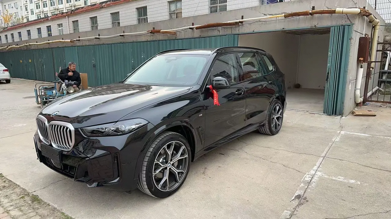 BMW 2023 X5 xDrive30Li 48V 2.0T exclusive m sports obsidian night suit automatic gear - View 1