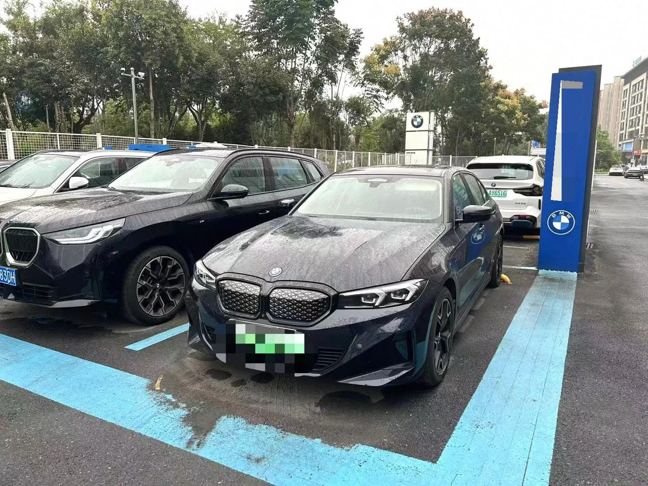 BMW 2026 i3 eDrive 40 L obsidian night suit automatic gear - View 1