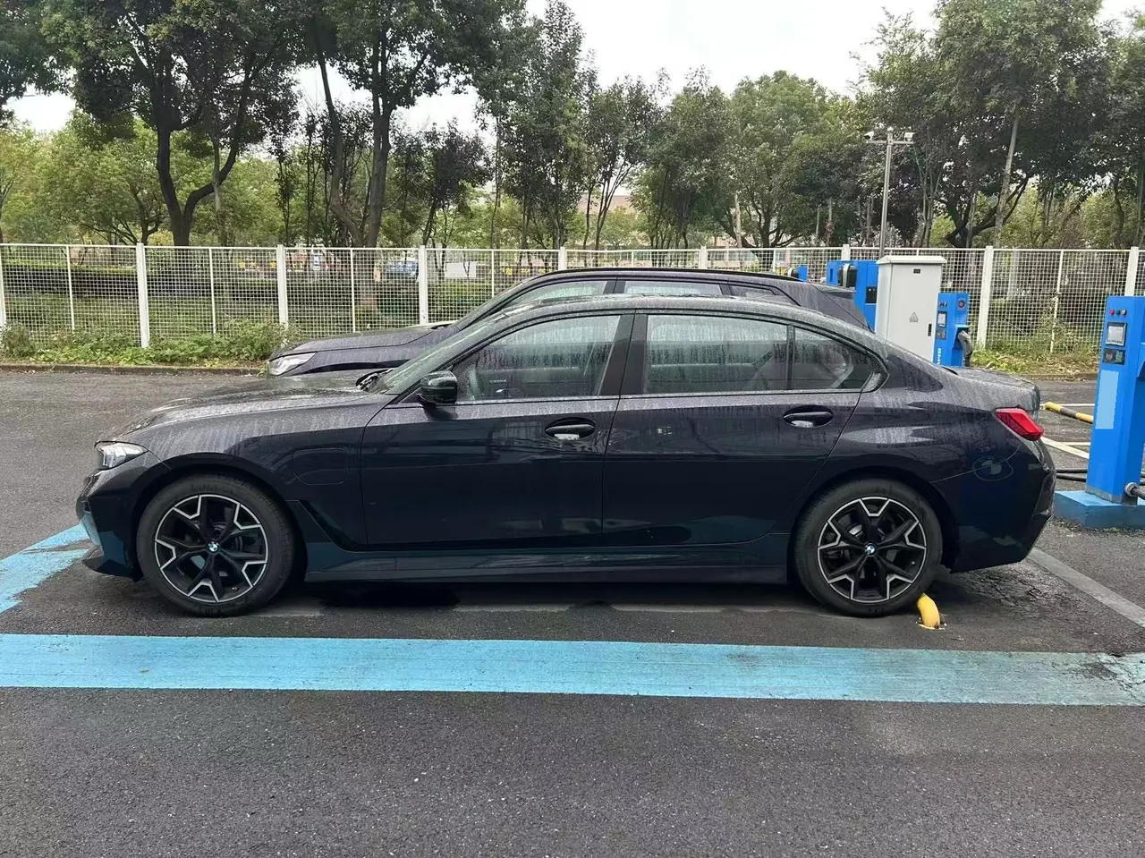 BMW 2026 i3 eDrive 40 L obsidian night suit automatic gear 2