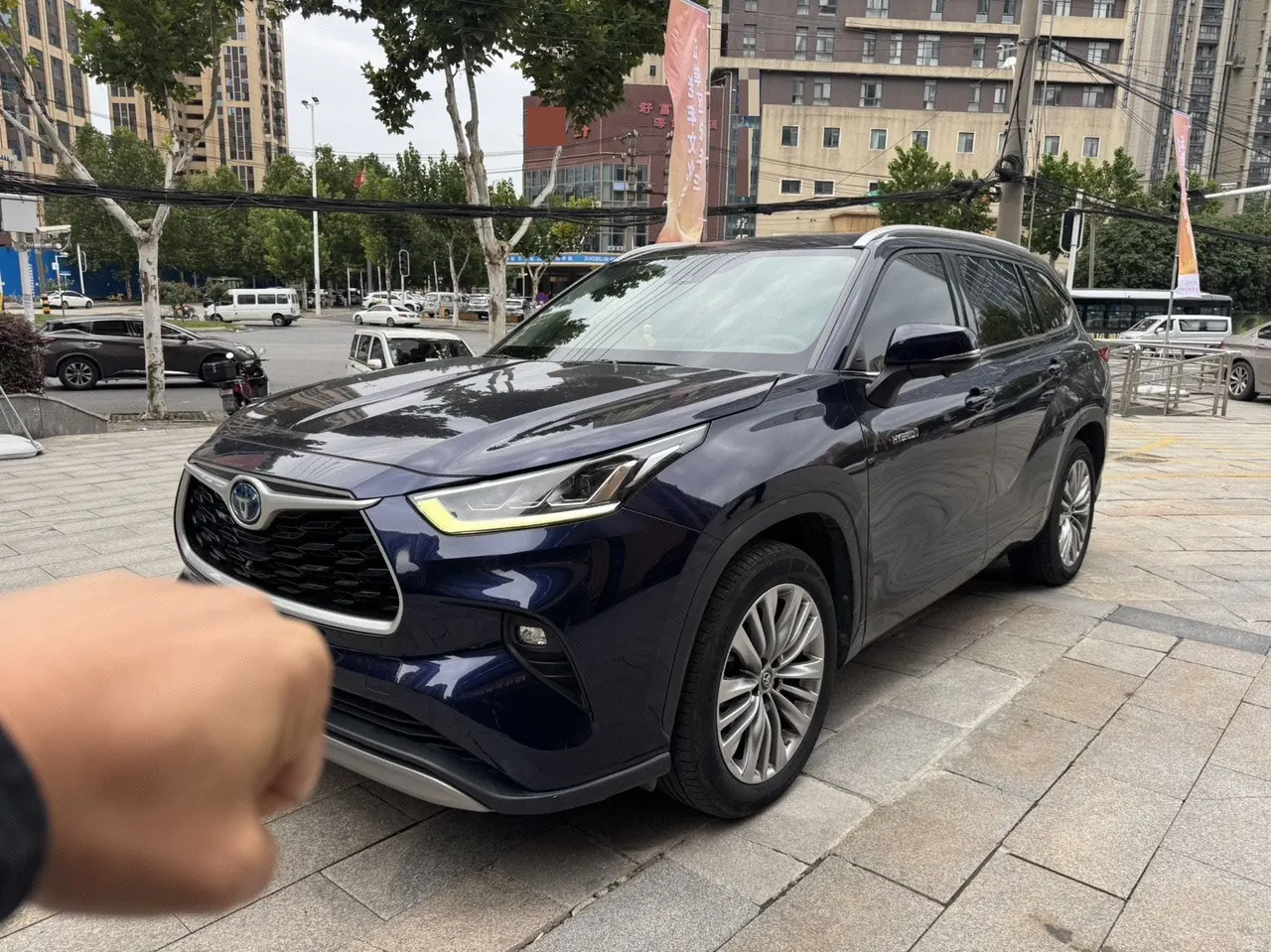 Toyota 2022 Highlander Dual Engine 2.5 Stepless Four-wheel Drive Premium Edition 7-seat Automatic Gear - View 1