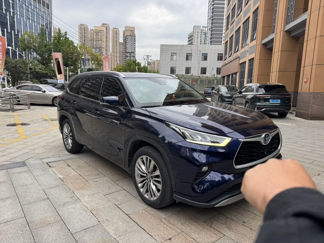 Toyota 2022 Highlander Dual Engine 2.5 Stepless Four-wheel Drive Premium Edition 7-seat Automatic Gear 3