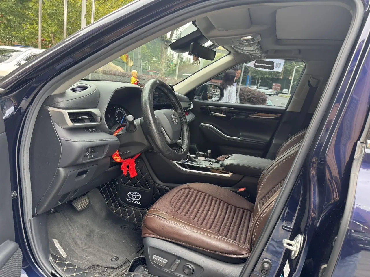 Toyota 2022 Highlander Dual Engine 2.5 Stepless Four-wheel Drive Premium Edition 7-seat Automatic Gear 4