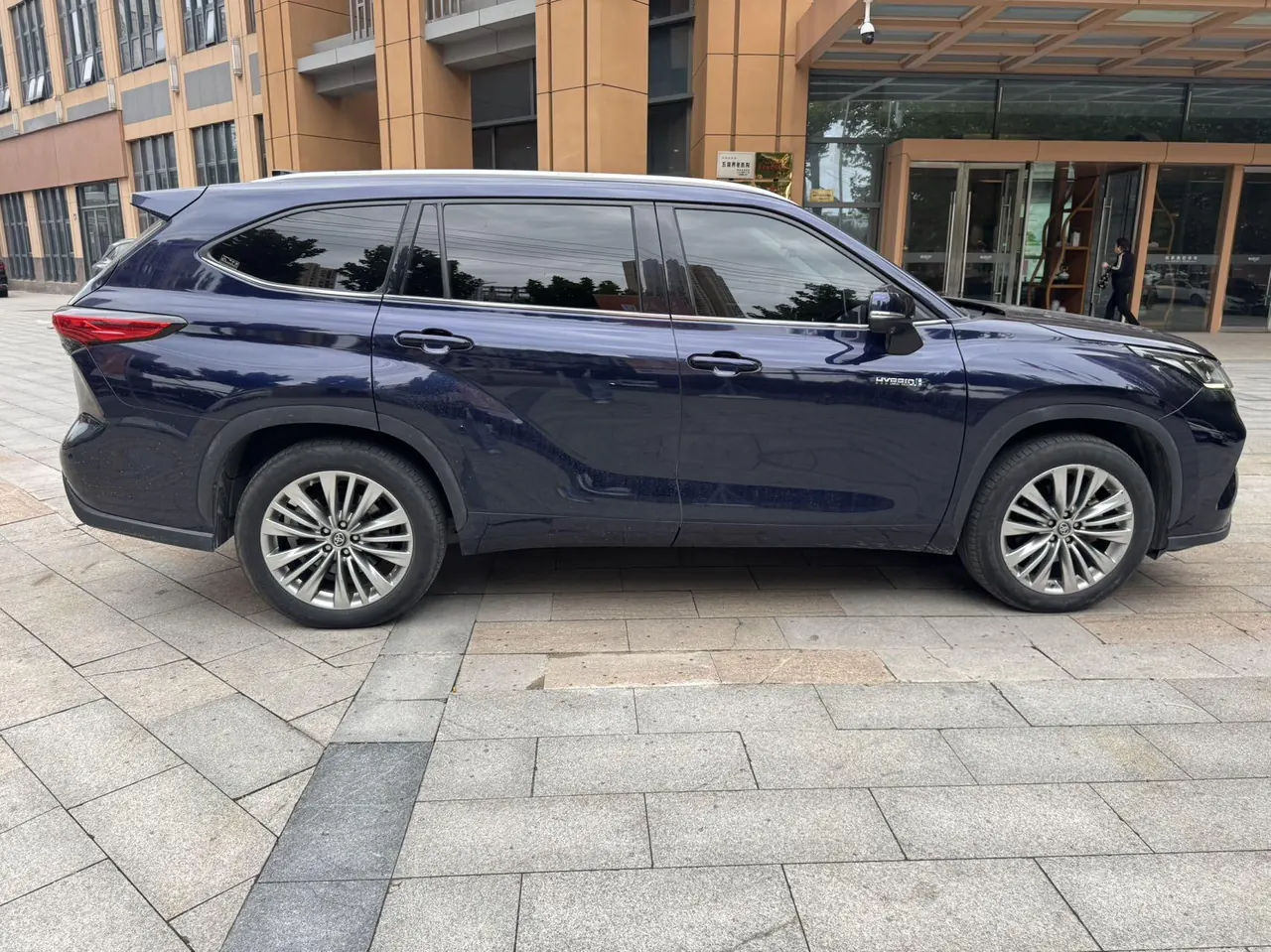 Toyota 2022 Highlander Dual Engine 2.5 Stepless Four-wheel Drive Premium Edition 7-seat Automatic Gear 8