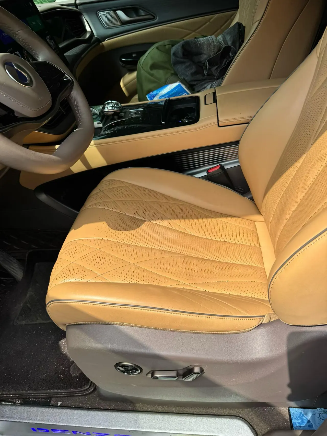 Denza 2022 Denza D9 DM-i 1.5T stepless 970 four-wheel drive flagship automatic gear 2