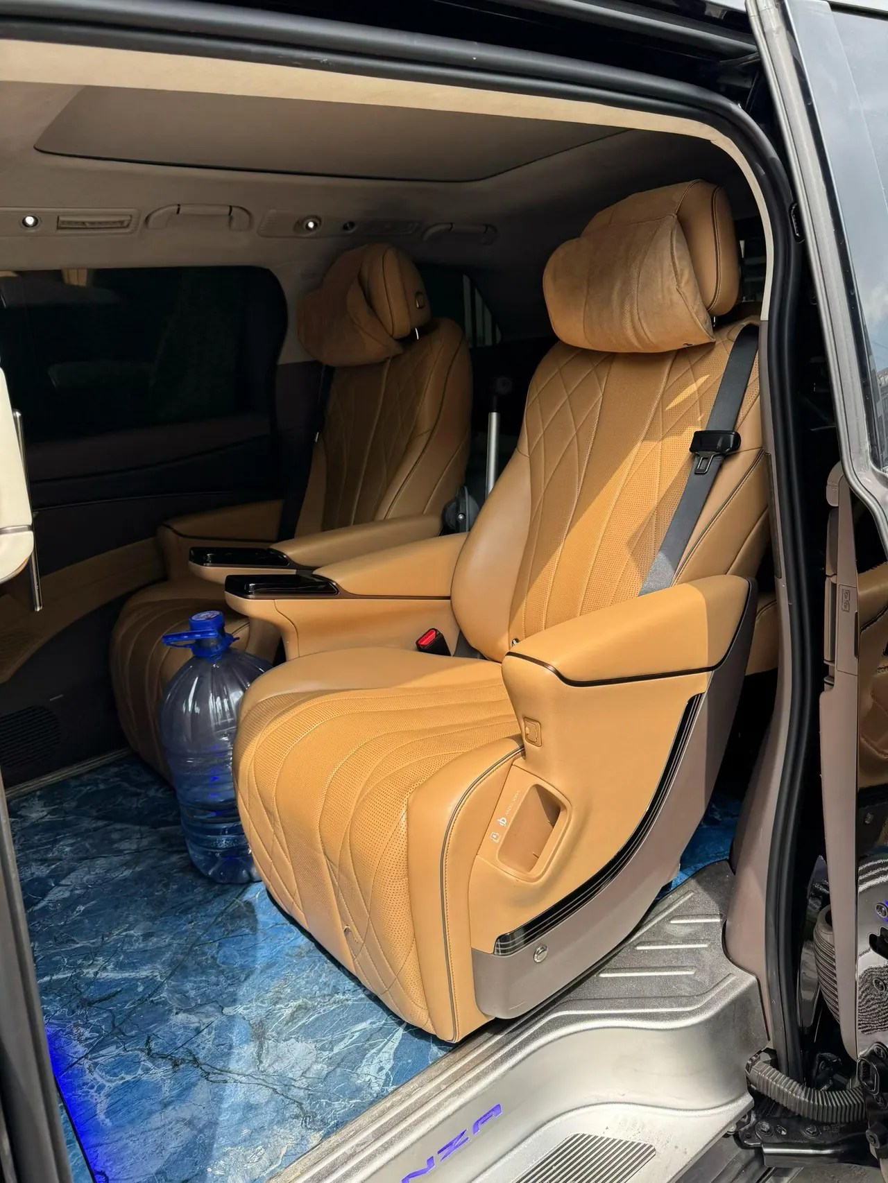 Denza 2022 Denza D9 DM-i 1.5T stepless 970 four-wheel drive flagship automatic gear 4