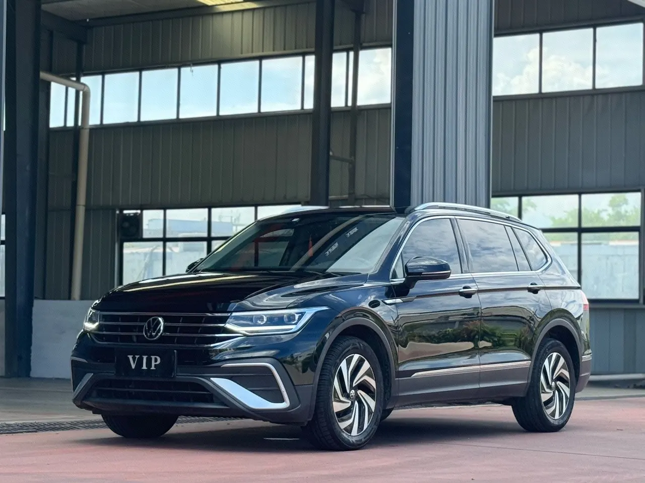 Volkswagen 2022 Tiguan L R-Line 2.0TSI 330TSI Two-Drive R-Line Overdrive Automatic Gear - View 1
