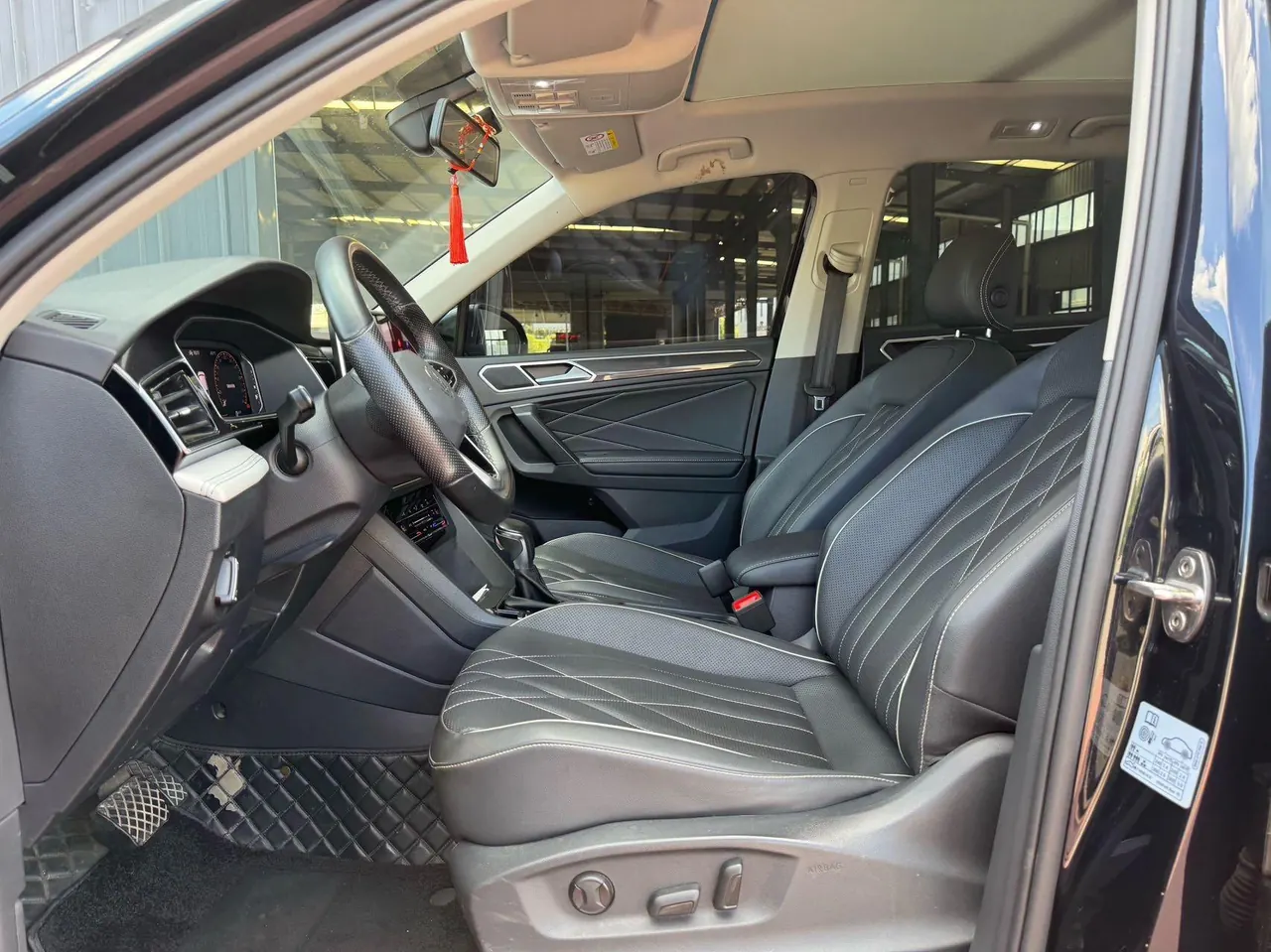 Volkswagen 2022 Tiguan L R-Line 2.0TSI 330TSI Two-Drive R-Line Overdrive Automatic Gear 2