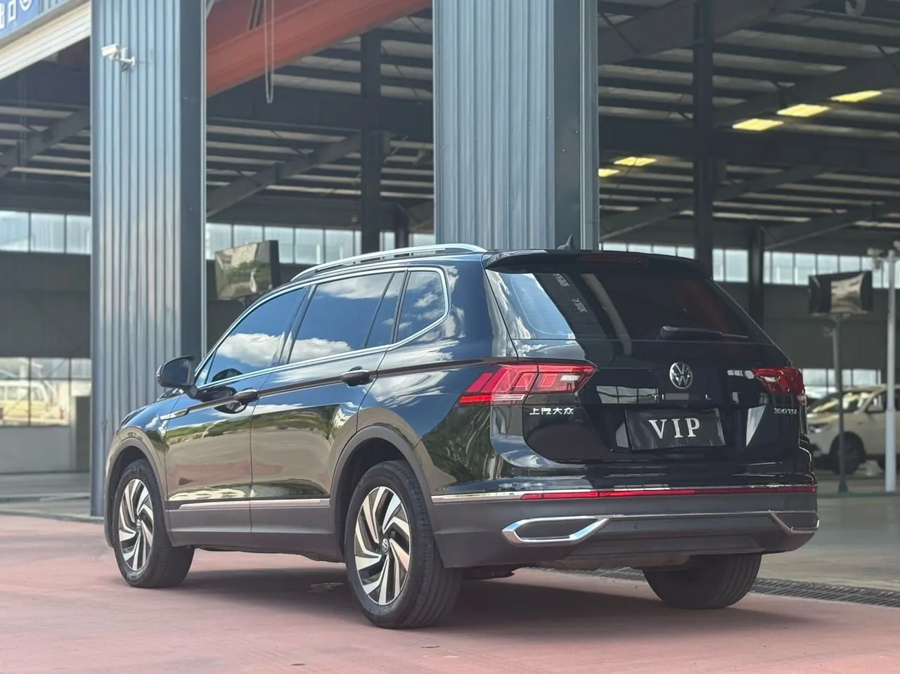Volkswagen 2022 Tiguan L R-Line 2.0TSI 330TSI Two-Drive R-Line Overdrive Automatic Gear 5
