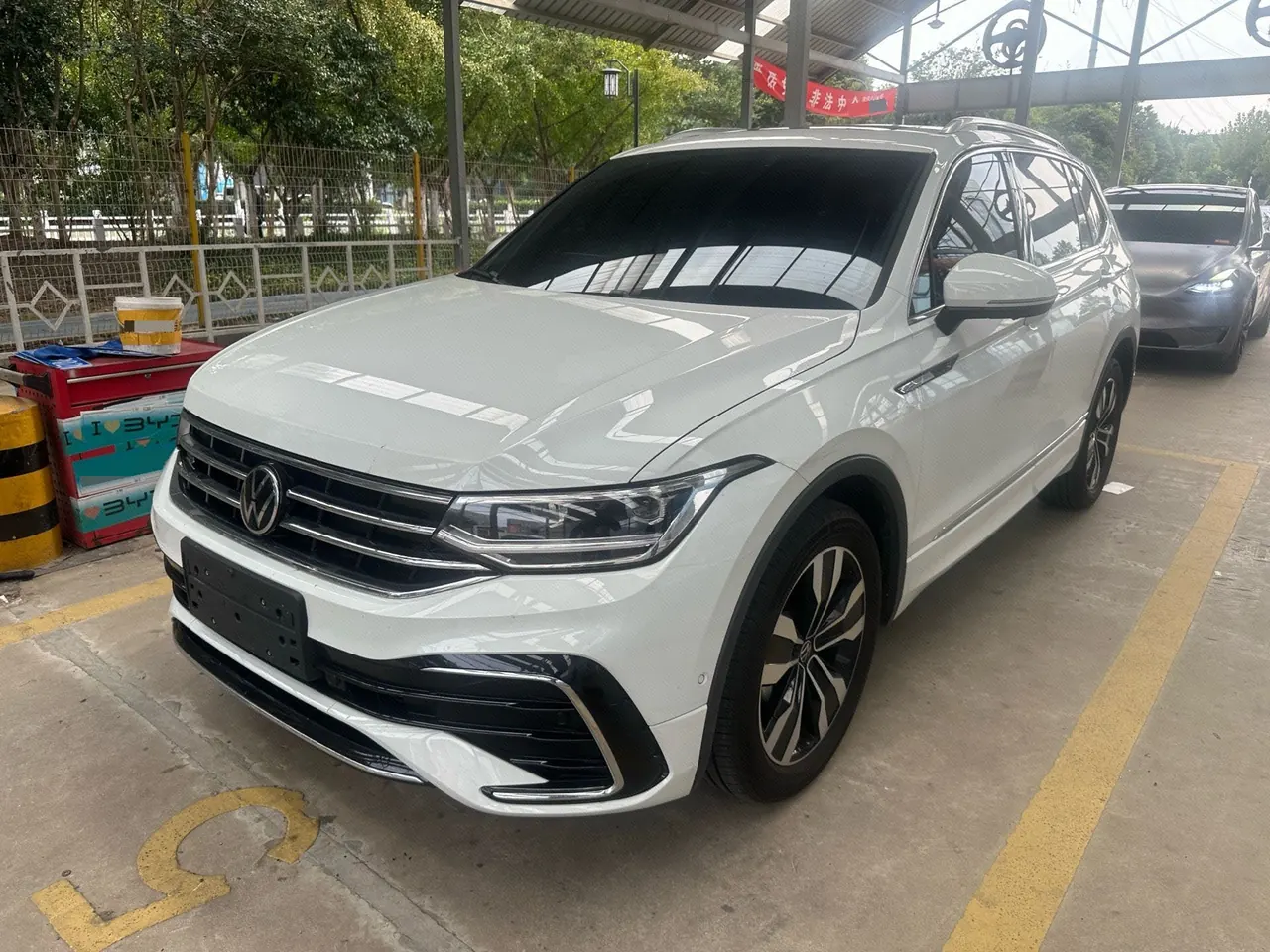 Volkswagen 2025 Tiguan L R-Line 2.0TSI 330TSI outstanding two-wheel drive R-Line Long Yao version automatic gear - View 1