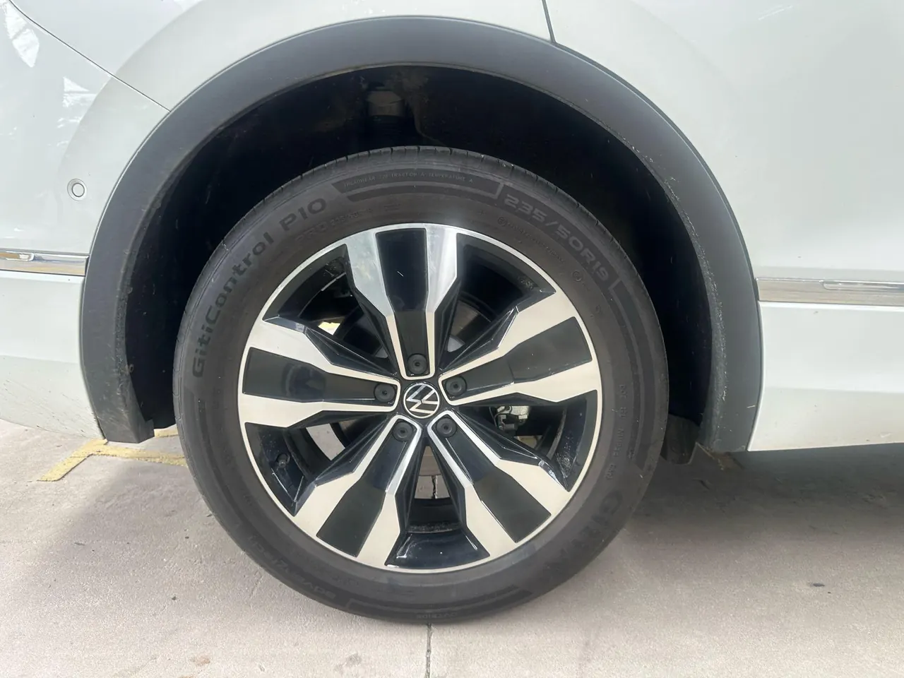 Volkswagen 2025 Tiguan L R-Line 2.0TSI 330TSI outstanding two-wheel drive R-Line Long Yao version automatic gear 3