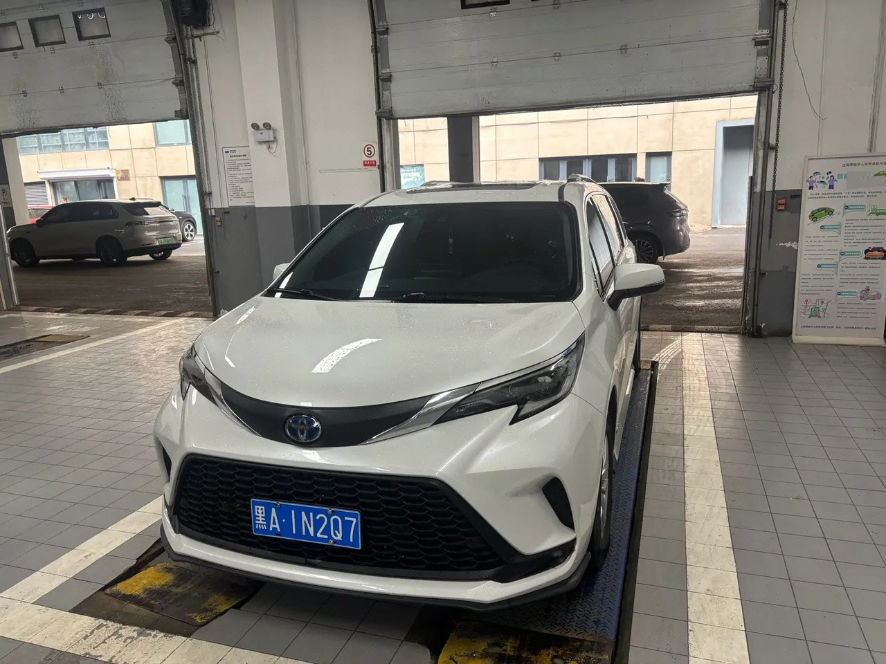 Toyota 2023 Grevia HYBRID 2.5 Stepless Comfort Edition Automatic Transmission - View 1