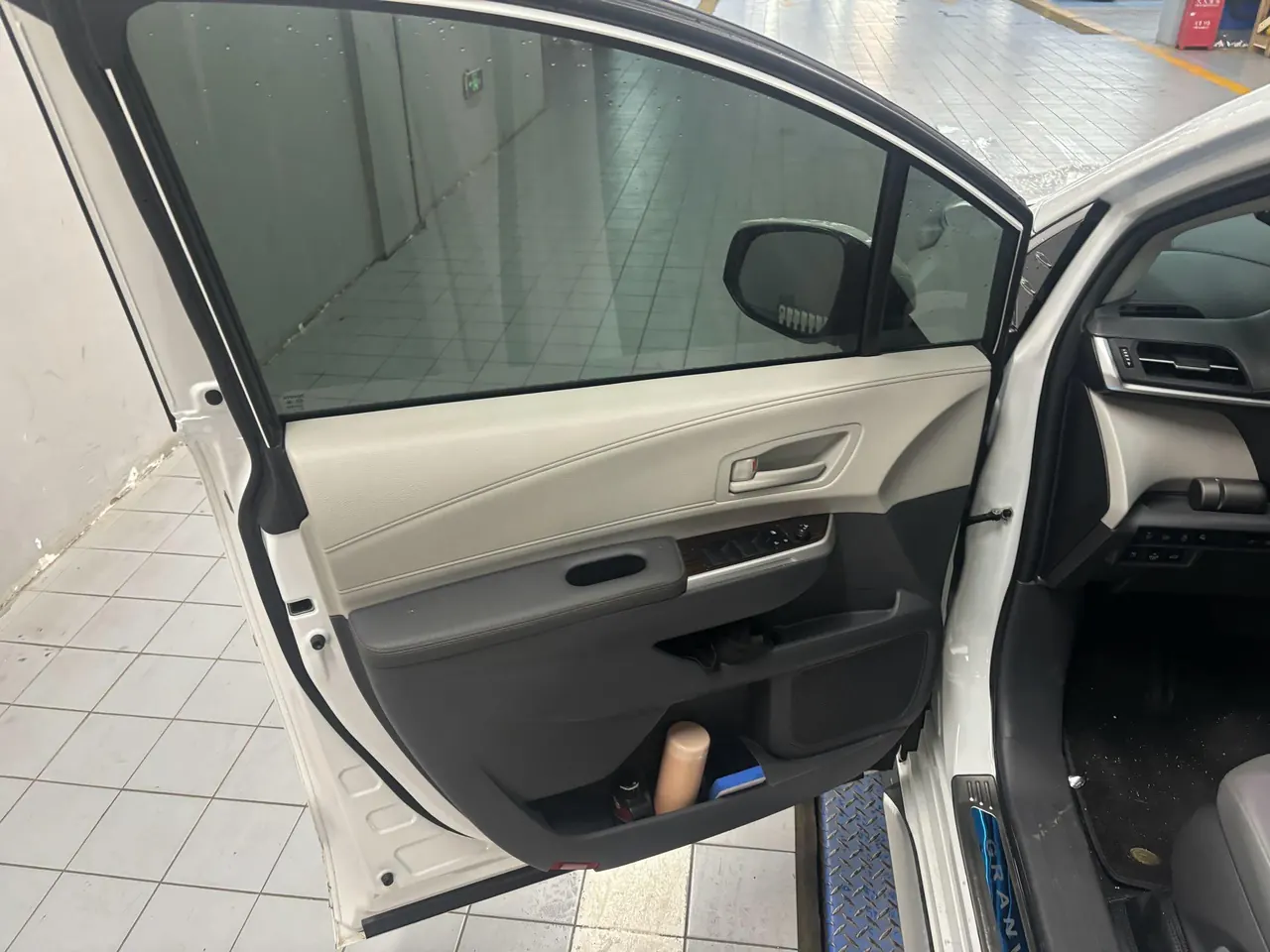 Toyota 2023 Grevia HYBRID 2.5 Stepless Comfort Edition Automatic Transmission 3