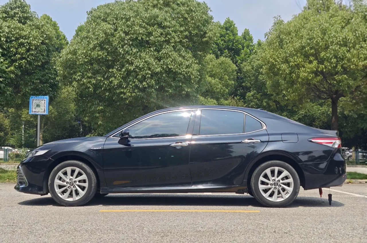 Toyota 2021 Camry Dual Engine 2.5HGVP Stepless Leading Edition Automatic Gear 3