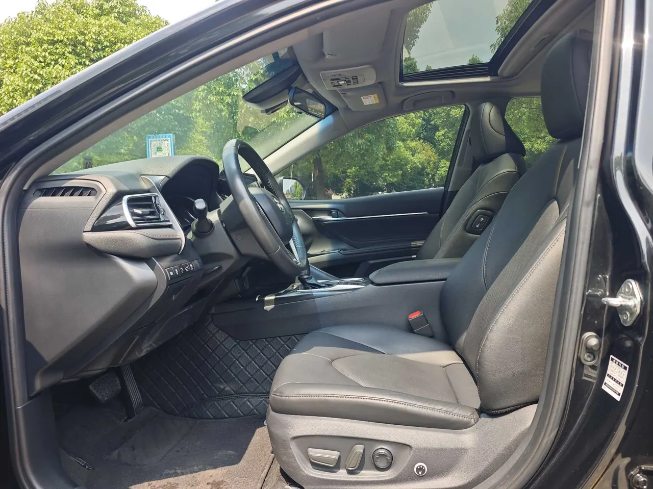 Toyota 2021 Camry Dual Engine 2.5HGVP Stepless Leading Edition Automatic Gear 4