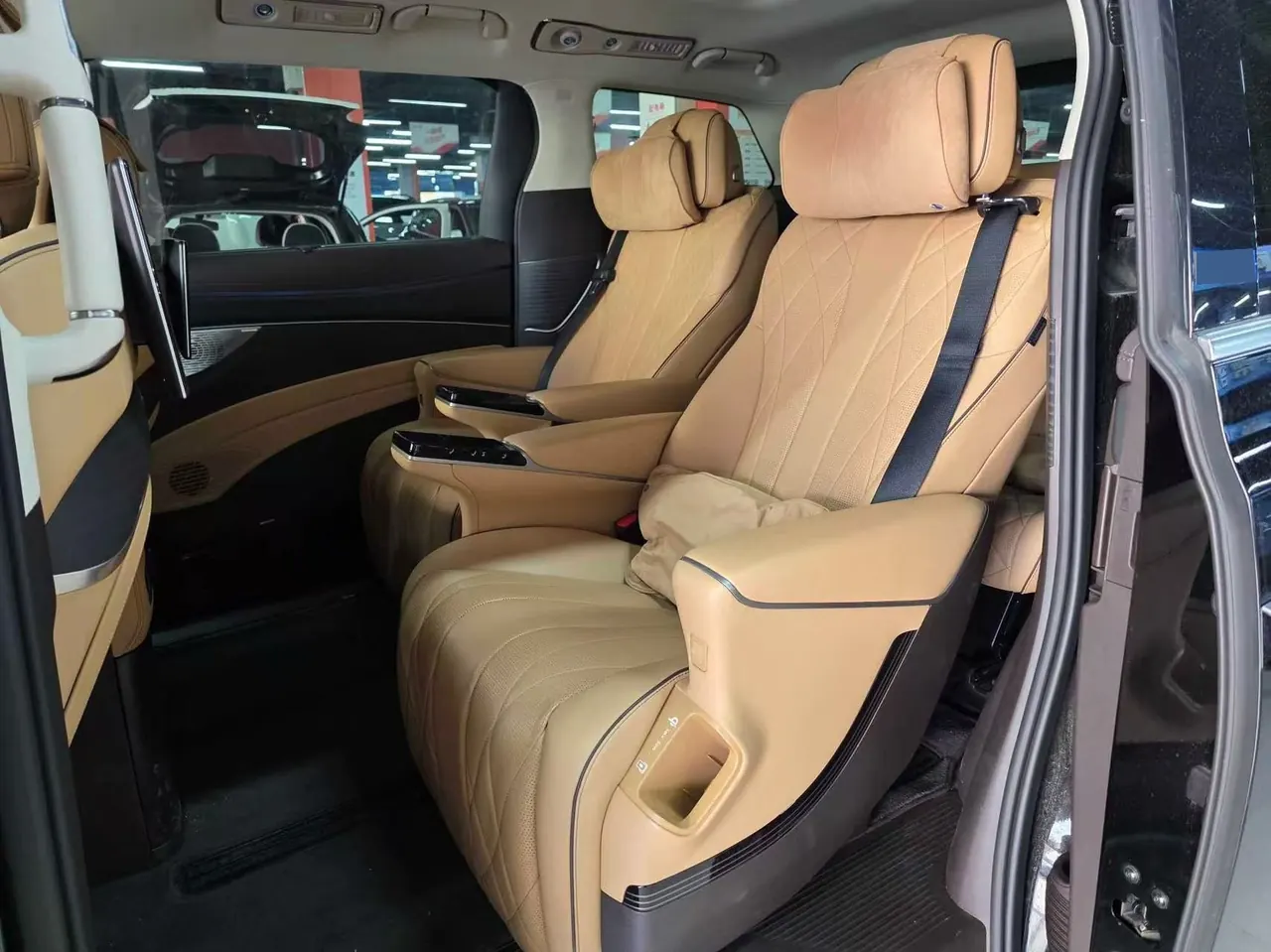 Denza 2024 Denza D9 DM-i 1.5T stepless 980 four-wheel drive flagship automatic gear 3