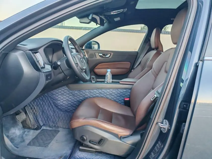 Volvo 2024 XC60 48V 2.0T B5 4-wheel-drive Zhiyi Deluxe Edition Automatic Gear 4