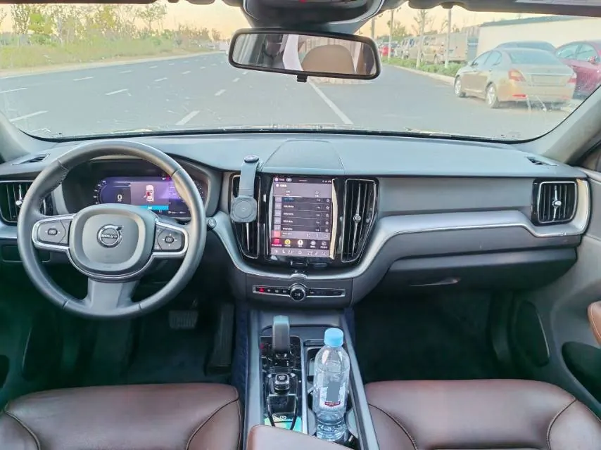 Volvo 2024 XC60 48V 2.0T B5 4-wheel-drive Zhiyi Deluxe Edition Automatic Gear 6