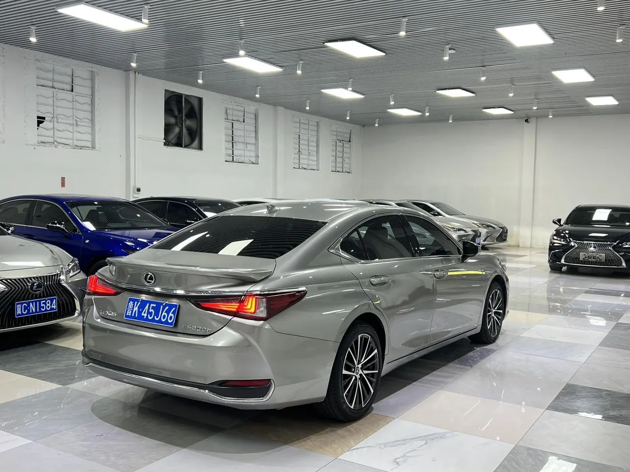 Lexus ES (Imported) 2022 ES300h 2.5 Stepless Premium Edition Automatic Gear 9