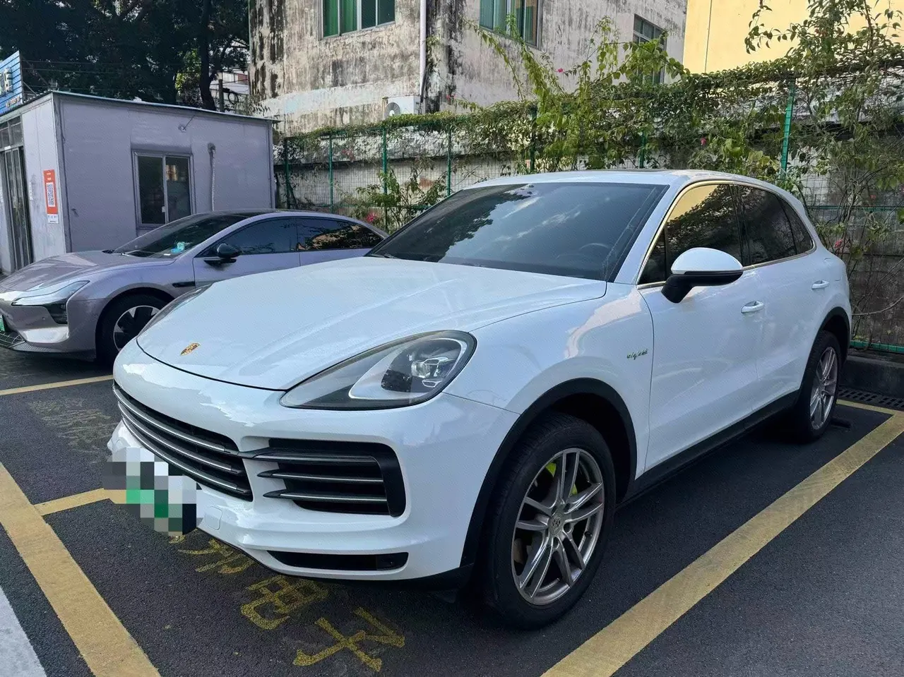 Porsche Cayenne New Energy (Imported) 2020 Cayenne Oil and Electric Hybrid 2.0T Automatic Gear - View 1