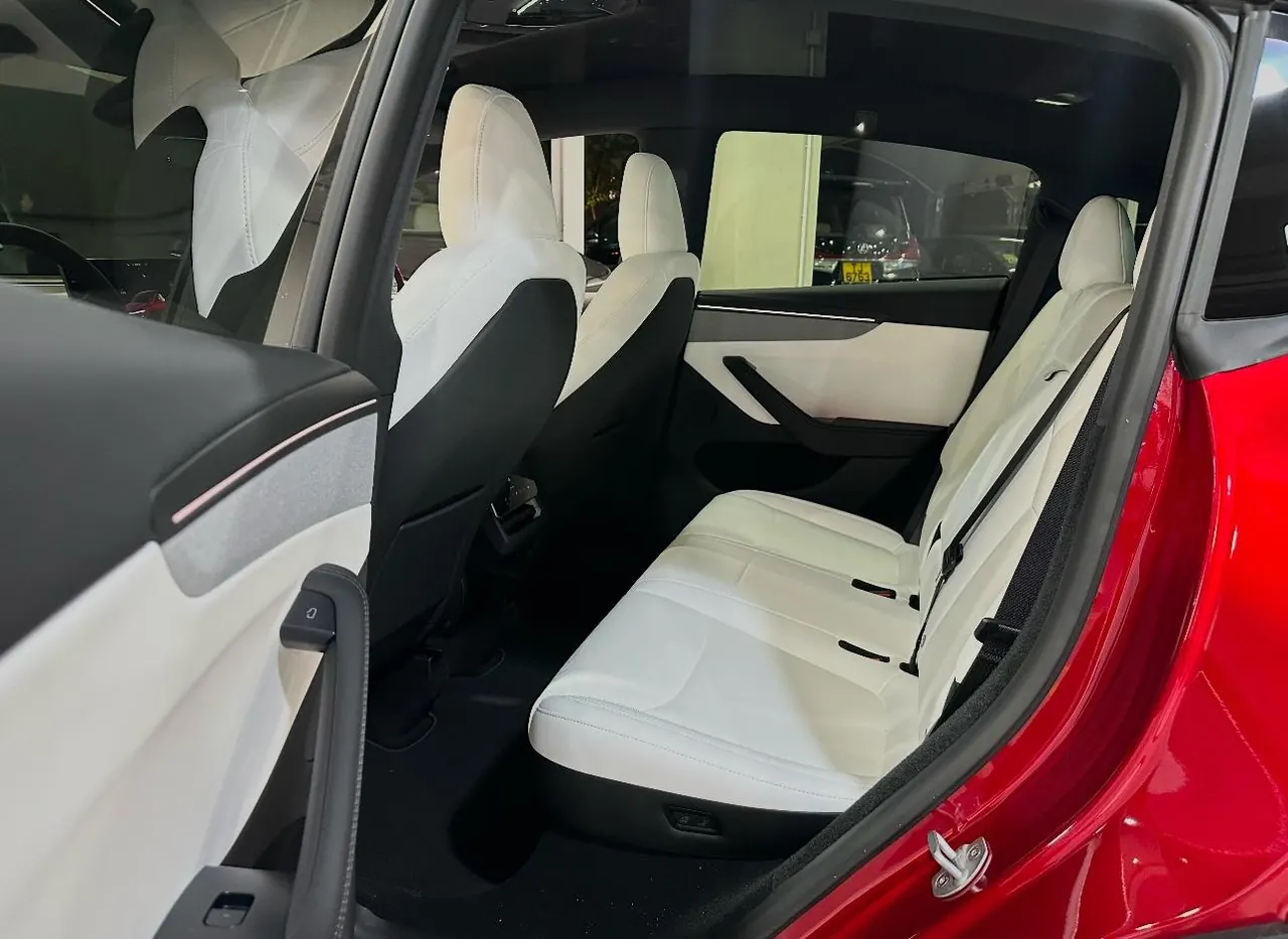Tesla 2026 Model Y Rear-Wheel-Drive Automatic 3