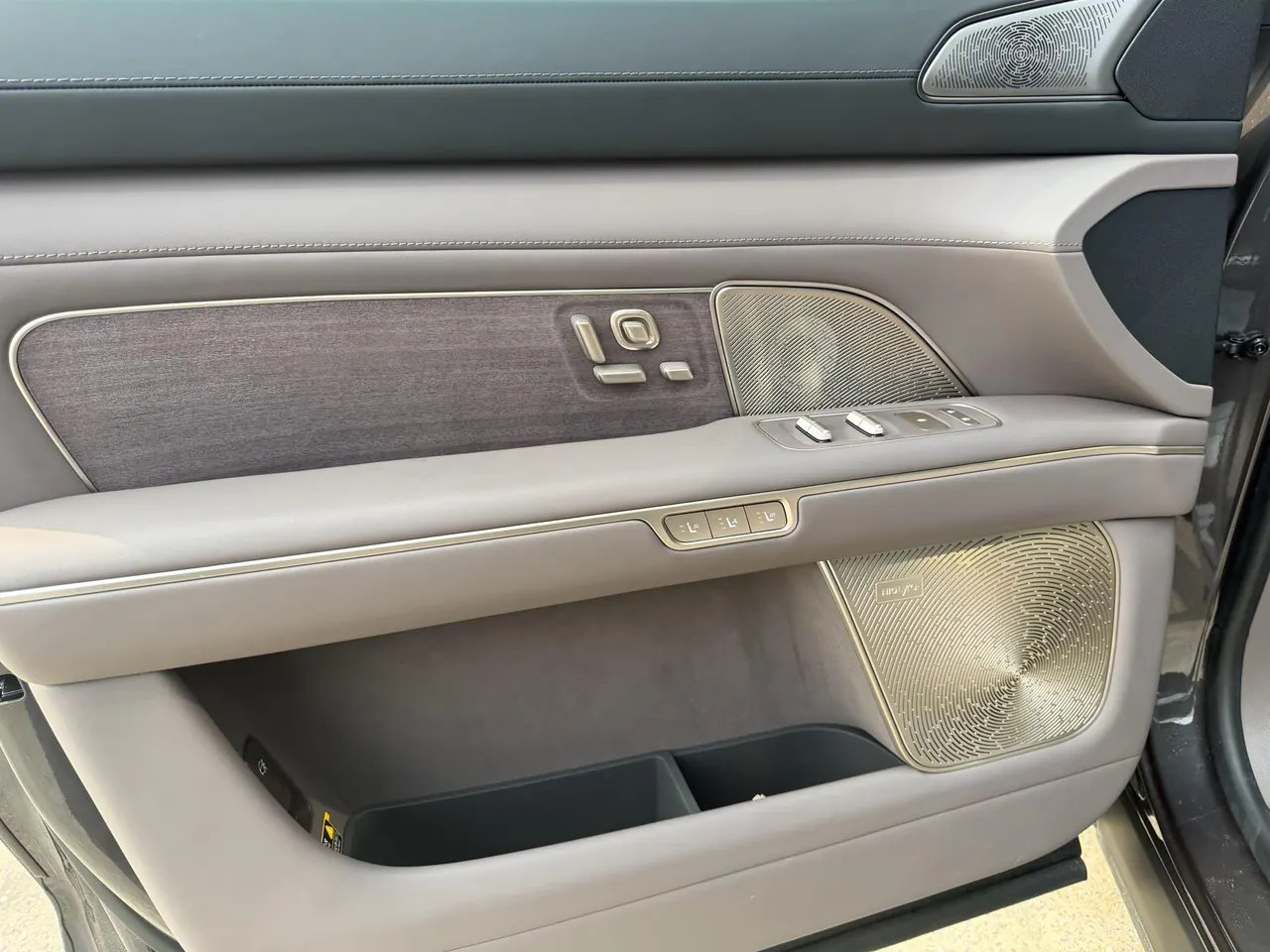 NIO 2026 ES8 6‑Seater Executive Signature Edition Automatic Transmission 5