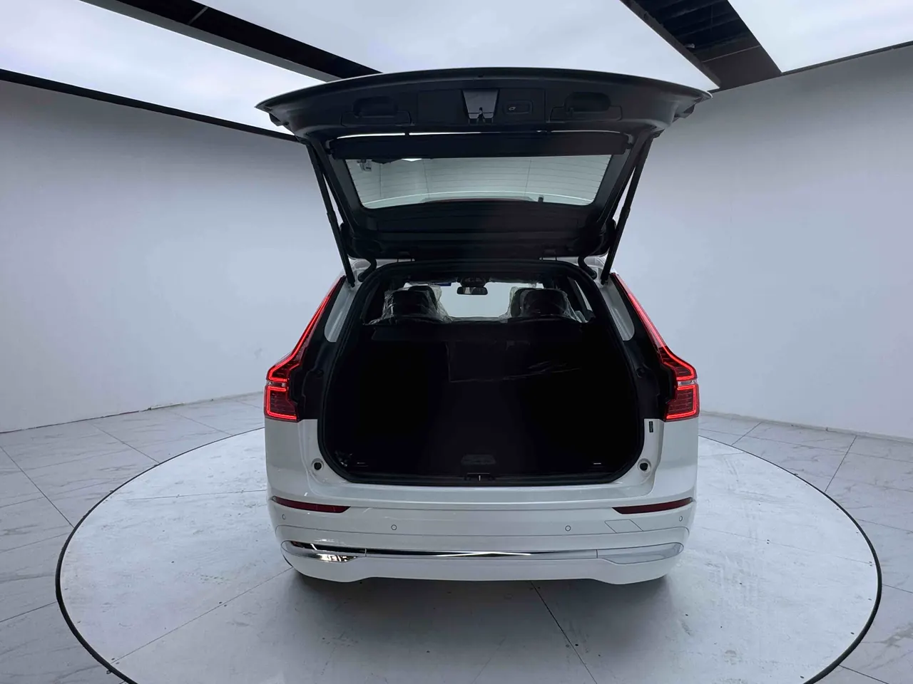 Volvo 2025 XC60 48V 2.0T B5 4-wheel-drive Zhiyi Deluxe Edition Automatic Gear 12