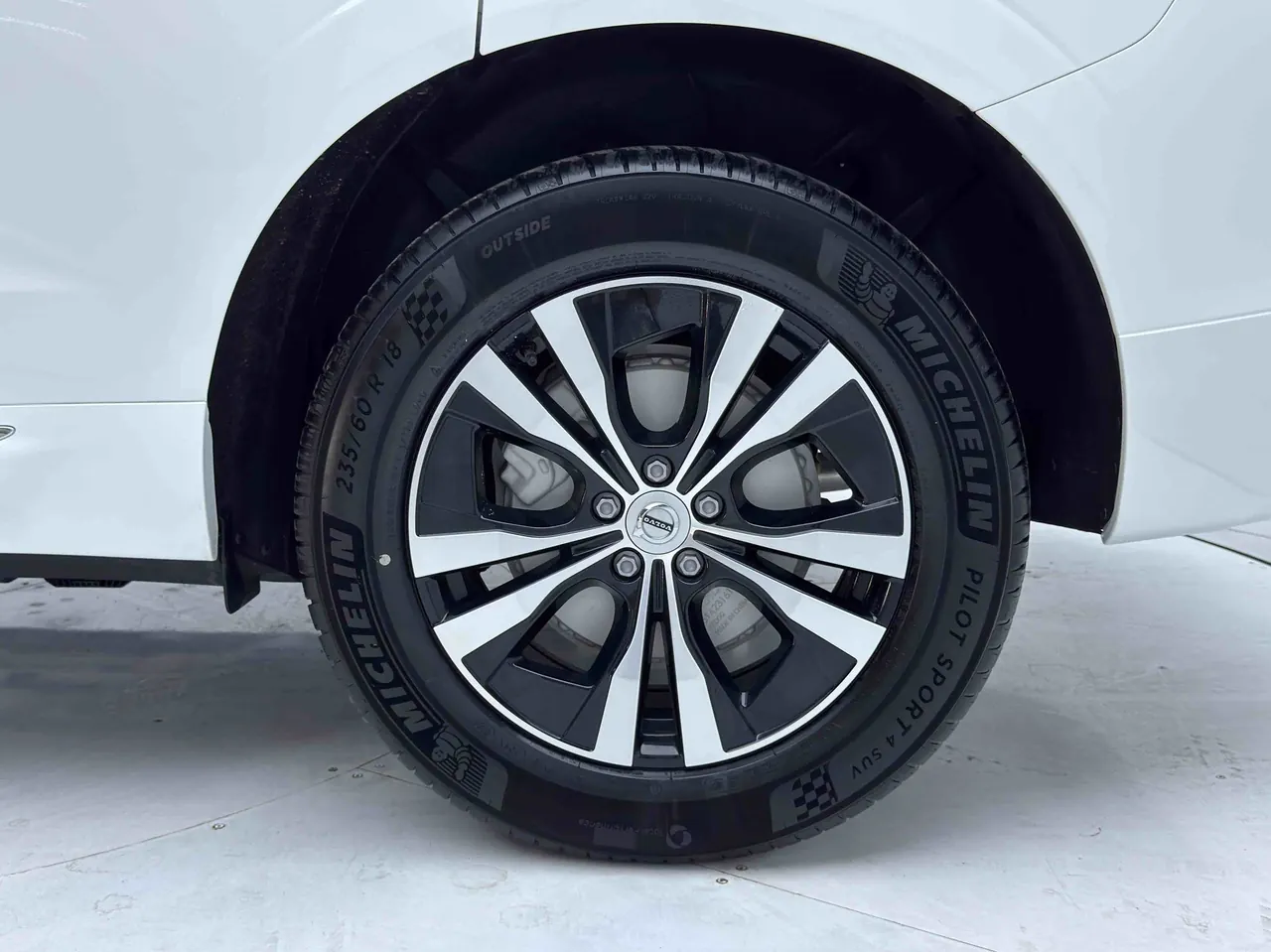 Volvo 2025 XC60 48V 2.0T B5 4-wheel-drive Zhiyi Deluxe Edition Automatic Gear 15