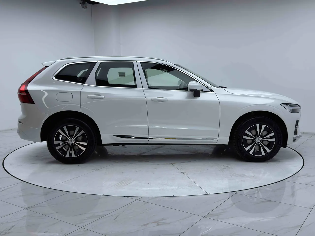 Volvo 2025 XC60 48V 2.0T B5 4-wheel-drive Zhiyi Deluxe Edition Automatic Gear 19