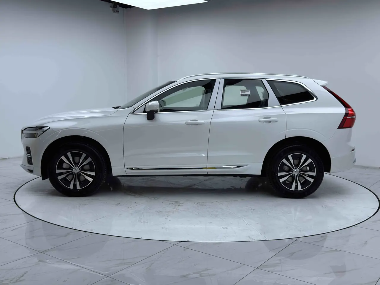 Volvo 2025 XC60 48V 2.0T B5 4-wheel-drive Zhiyi Deluxe Edition Automatic Gear 5
