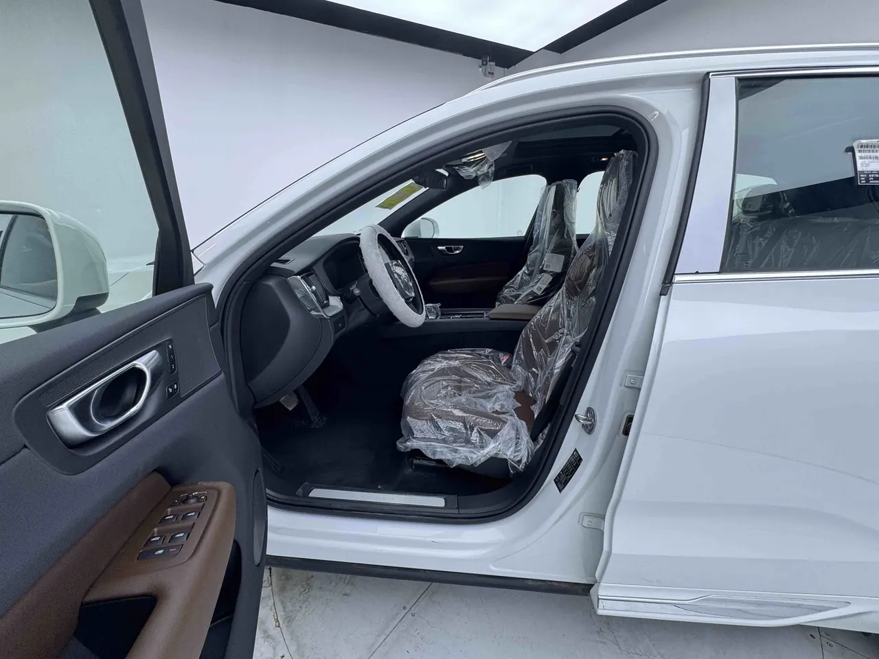 Volvo 2025 XC60 48V 2.0T B5 4-wheel-drive Zhiyi Deluxe Edition Automatic Gear 7
