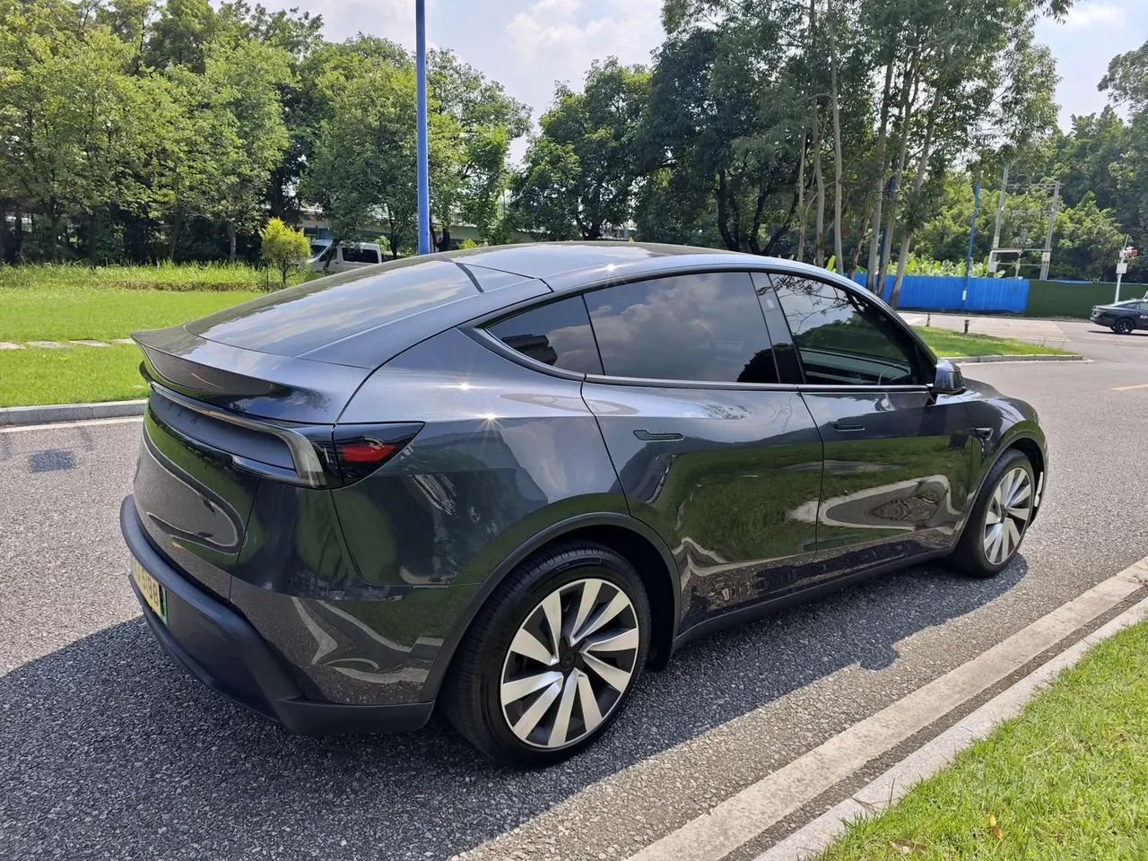 Tesla 2025 Model Y Rear Wheel Drive First Edition Automatic Transmission 3
