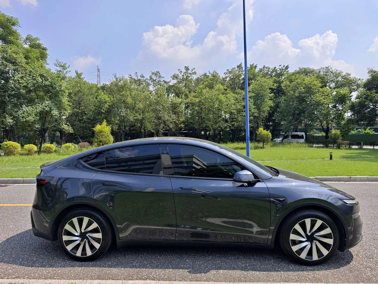 Tesla 2025 Model Y Rear Wheel Drive First Edition Automatic Transmission 5