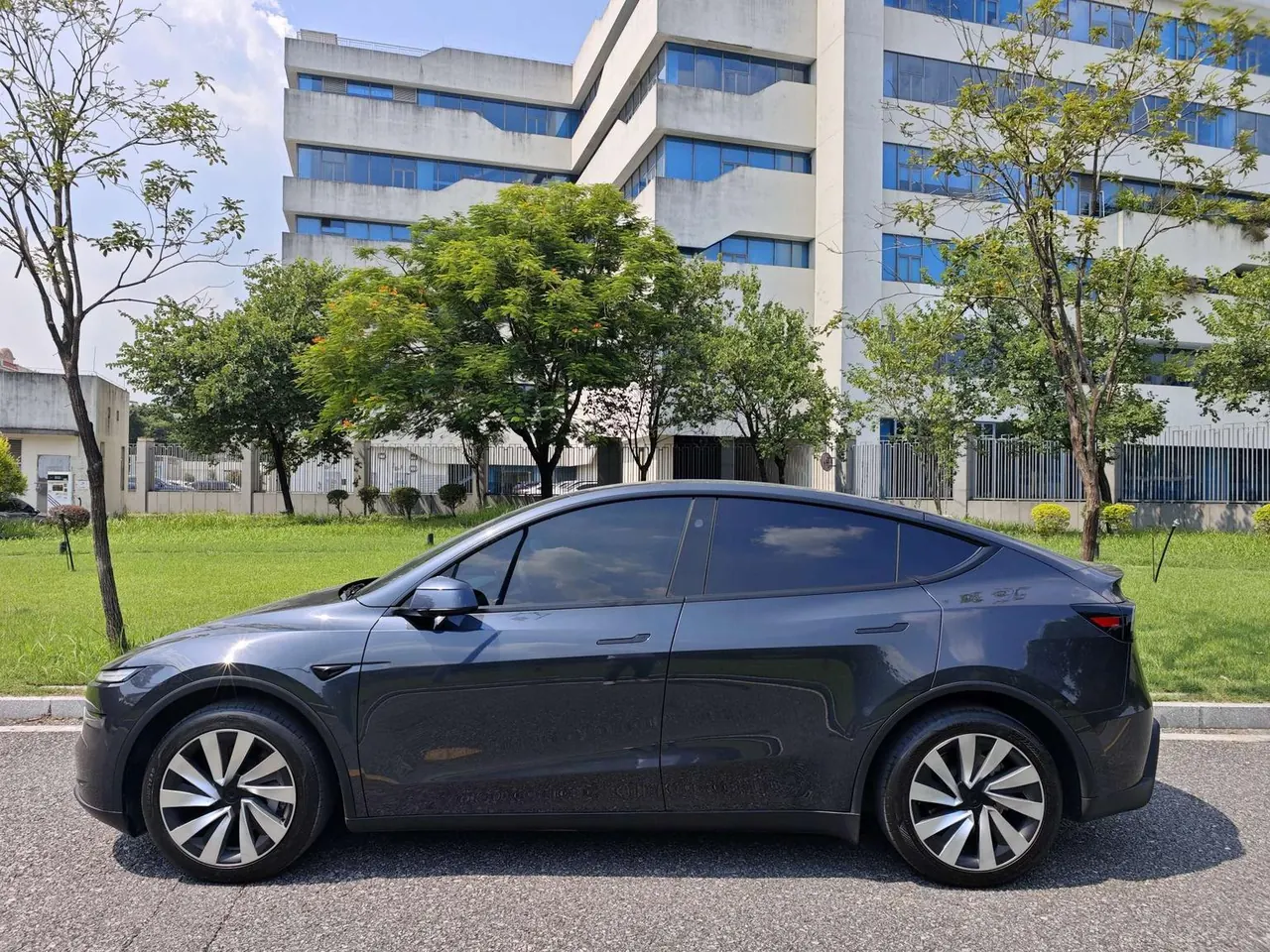 Tesla 2025 Model Y Rear Wheel Drive First Edition Automatic Transmission 6