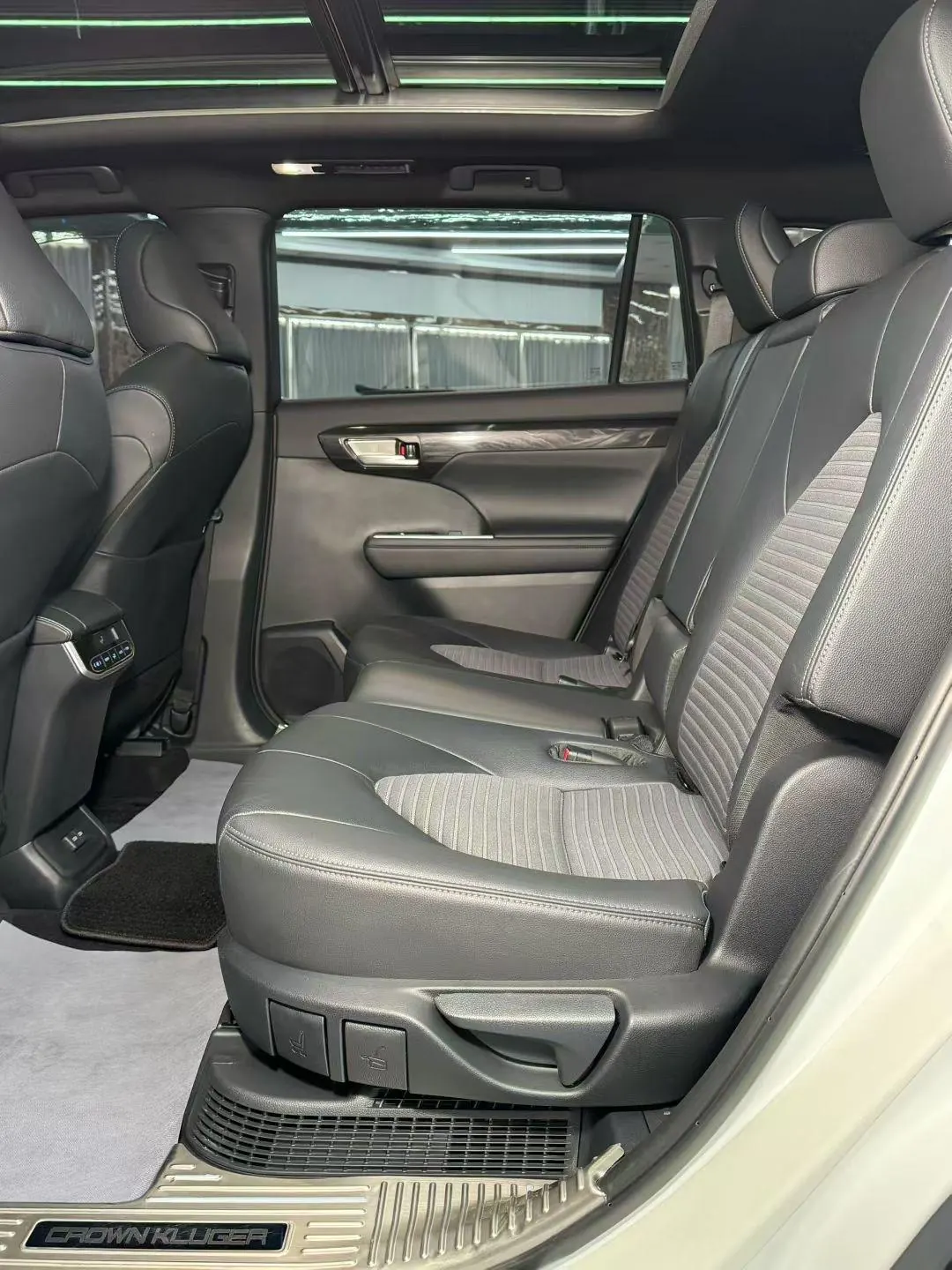 Toyota 2024 Crown Land Release HEV 2.5 Stepless Four-wheel Drive Deluxe Edition Automatic Gear 5