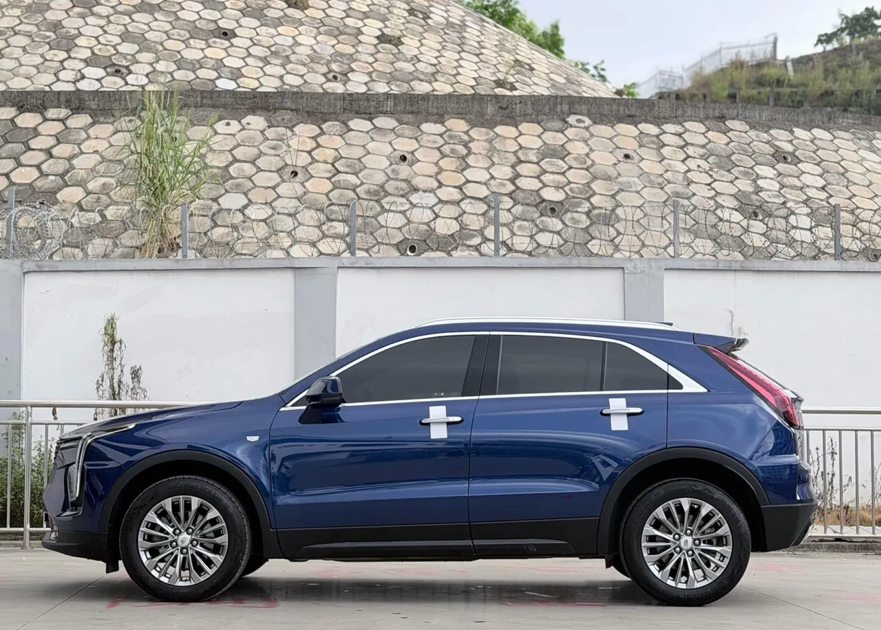 Cadillac 2024 XT4 48V 2.0T 28T Two-Drive Luxury Automatic Gear 3