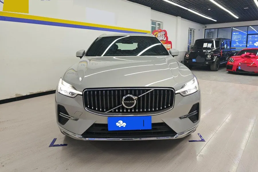 Volvo 2023 XC60 48V 2.0T B5 4-wheel-drive Zhiyi Deluxe Edition Automatic Gear 3