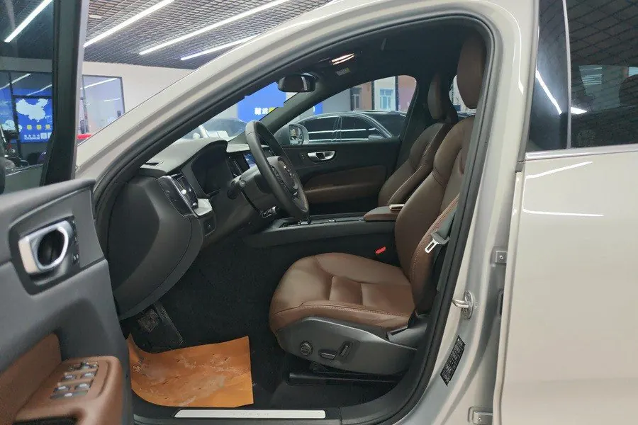 Volvo 2023 XC60 48V 2.0T B5 4-wheel-drive Zhiyi Deluxe Edition Automatic Gear 4