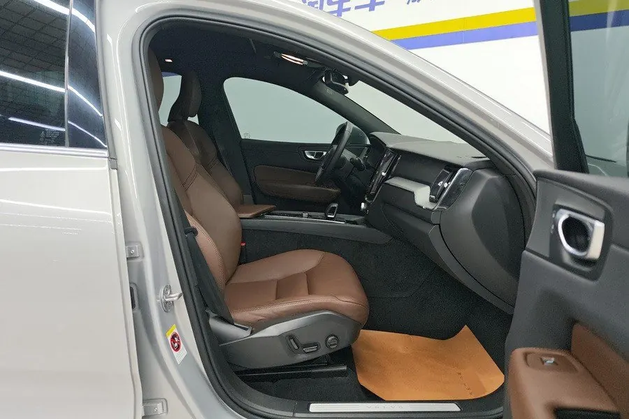 Volvo 2023 XC60 48V 2.0T B5 4-wheel-drive Zhiyi Deluxe Edition Automatic Gear 6